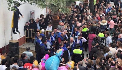 Un muñeco caracterizado como Carles Puigdemont fue quemado y tiroteado el domingo en la localidad sevillana de Coripe.