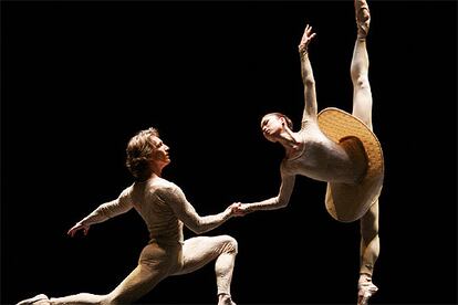 Dos bailarines del Ballet de la Ópera de Viena, en la presentación de la gala que se estrenó anoche en el teatro Albéniz.