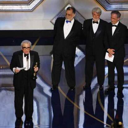 Scorsese agradece el Oscar al mejor director que le entregaron, de izquierda a derecha, Francis Ford Coppola, George Lucas y Steven Spielberg.