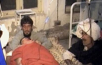En esta imagen tomada de un vídeo, varios familiares acompañan a una de las víctimas del atentado suicida en un hospital de Lakki Marwat, Pakistán