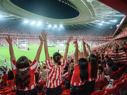 Aficionados del Athletic Club siguen la final de la Copa del Rey en el estadio de San Mamés.