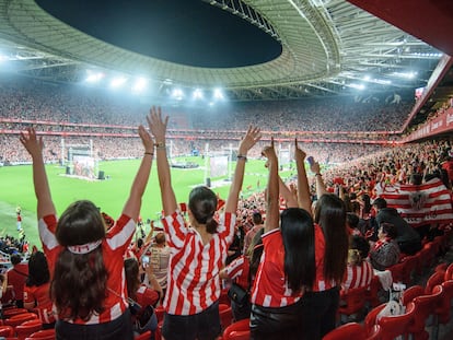 Aficionados del Athletic Club siguen la final de la Copa del Rey en el estadio de San Mamés.