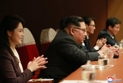 Kim Jong-un, durante el espectáculo del grupo surcoreano en Pyongyang (Corea del Norte), el 1 de abril de 2018.