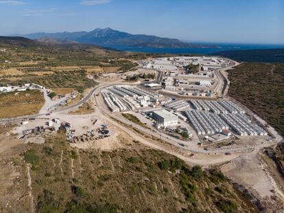 El campamento de solicitantes de asilo de la isla de Samos, en Grecia, a vista de dron.