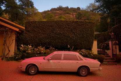 Un automóvil cubierto con polvo retardante, el 11 de enero en Los Ángeles, California.