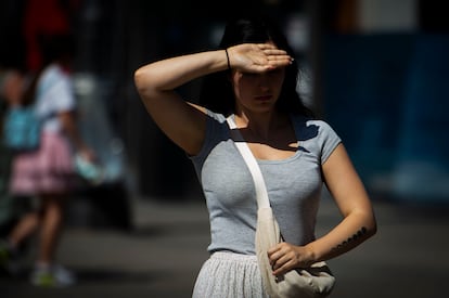 Una mujer se protege de sol en el centro de Madrid.