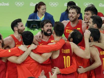 Els jugadors d'Espanya celebren la medalla de bronze.