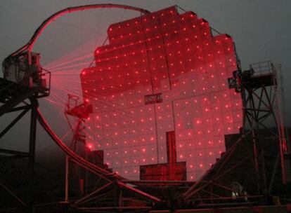 El telescopio MAGIC-I de 17 metros en El Roque de los Muchachos (La Palma), en una maniobra de alineado y enfoque de sus espejos. La cámara y los digitalizadores son de fabricación española.