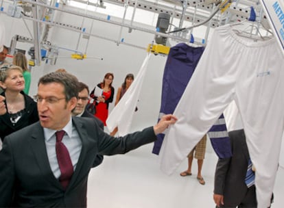 El presidente de la Xunta, Alberto Núñez Feijóo, ayer en la inauguración de la Fundosa Lavanderías Industriales, en Santiago.