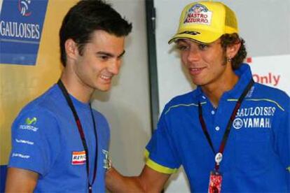 Dani Pedrosa (a la izquierda) y Valentino Rossi se saludan en Barcelona en junio pasado.
Pedrosa, ayer, con su trofeo.