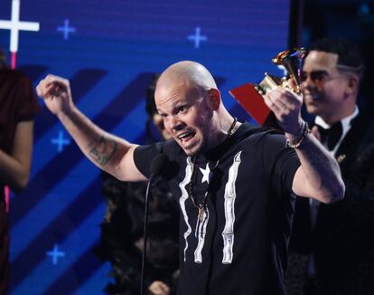 El artista Residente recoge su premio durante la ceremonia de entrega de los Grammy Latinos 2017.