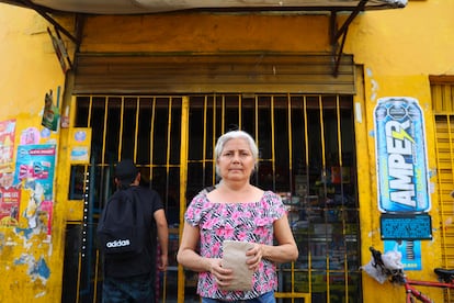 Yolanda Ospina, habitante del barrio Sucre de Cali, ayuda desde su tienda a la distribución de naloxona.