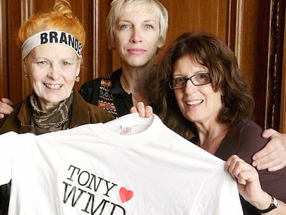 Annie junto a la diseñadora Viviennt Westwood y Anita Roddick, durante una manifestación en contra de los misiles nucleares Trident en Londres.