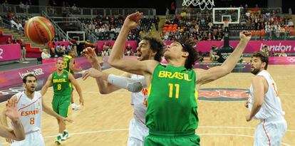 El brasileño Anderson Varejao cubre a Pau Gasol.