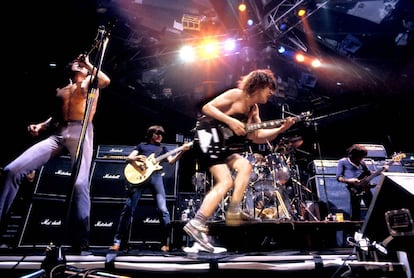 Bon Scott, Malcolm Young y Angus Young en un concierto de AC/DC en el teatro Orpheum de Boston en 1978.