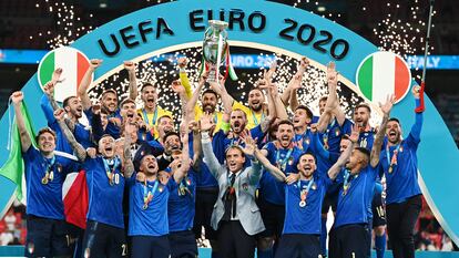 La selección italiana levanta el trofeo de la Eurocopa. REUTERS