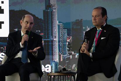 El canciller de Panam, Javier Martnez-Acha, y el ministro de Economa y Finanzas, Felipe Chapman, en el conversatorio moderado por Jan Martnez-Ahrens.