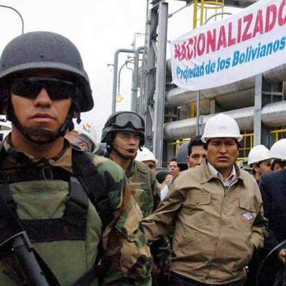 Un grupo de soldados escolta al presidente boliviano, Evo Morales, cuando nacionalizó el yacimiento de gas de San Alberto,  en 2006.