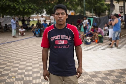 Derlis López posa frente a las carpas de su comunidad en la Plaza de Armas de Asunción.