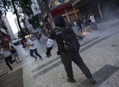 Manifestante durante protesta en el centro de São Paulo.