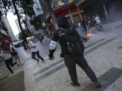 Manifestante durante protesto no centro de São Paulo. 