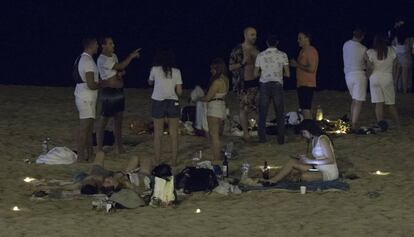 'Botellón' a la Mar Bella aquest dissabte de matinada, davant del tancament de discoteques a les 12 de la nit.