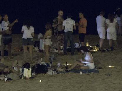 'Botellón' a la Mar Bella aquest dissabte de matinada, davant del tancament de discoteques a les 12 de la nit.