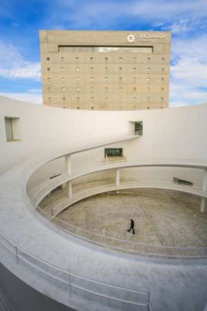 Centro Cultural CajaGranada, proyectado por Alberto Campo Baeza, en Granada.