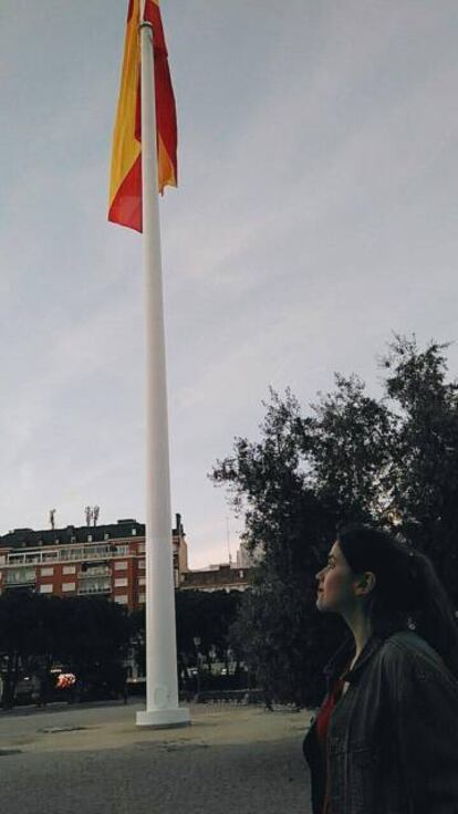 Alexandra junto a la bandera española.