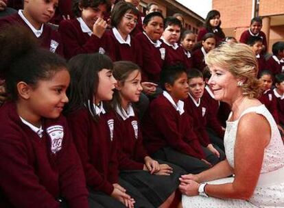 La presidenta saludo a un grupo de alumnos del Profesor Tierno Galván de Alcobendas, en una imagen facilitada por la Comunidad.