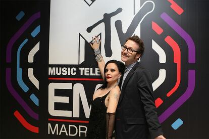 La gala alcanzó su momento más madrileño con la presencia de Joaquín Reyes y Alaska sobre el escenario. Entregaron el premio al mejor artista en lengua castellana a Enrique Iglesias, pero el cantante no acudió a recoger el galardón, sino que lo agradeció a través de un video.