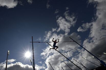Frances' Renaud Lavillenie competes in the men's Pole Vault qualification round during the European Athletics Championships at the Letzigrund stadium in Zurich on August 14, 2014.  AFP PHOTO /FRANCK FIFE