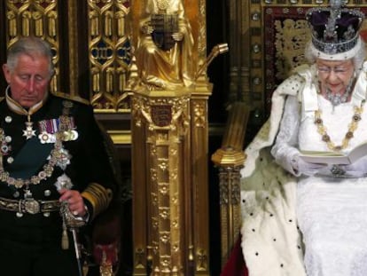 Isabel II, junto a su hijo, el pr&iacute;ncipe Carlos, durante su discurso en el Parlamento brit&aacute;nico el pasado mi&eacute;rcoles.