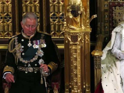 Isabel II, junto a su hijo, el pr&iacute;ncipe Carlos, durante su discurso en el Parlamento brit&aacute;nico el pasado mi&eacute;rcoles.