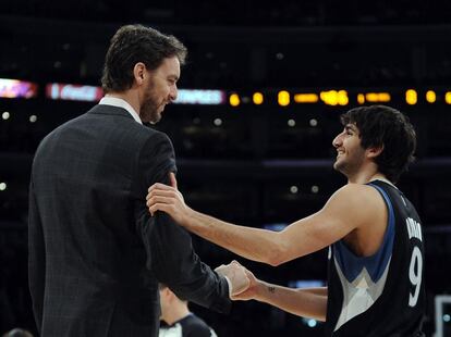 Gasol saluda a Ricky Rubio antes del partido