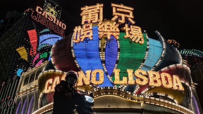 Un motociclista parado frente al Casino Lisboa de Macao, el 4 de febrero de 2020.