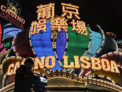 Un motociclista parado frente al Casino Lisboa de Macao, el 4 de febrero de 2020.