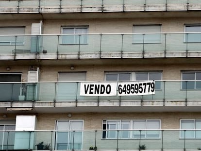 Un cartel anuncia la venta de una vivienda en un inmueble de Valencia. 