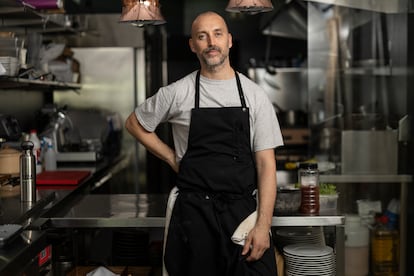 Mateo Bertozzi, socio y chef del restaurante Atipical, en la cocina de su nuevo local barcelonés de Poblenou.