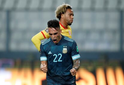 El argentino Lautaro Martínez celebra su gol ante Perú.