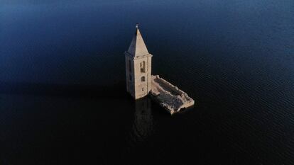 La escasez de precipitaciones en España provoca que gran parte de los embalses estén en mínimos históricos. En la imagen, la iglesia de Sant Romà, visible debido a los bajos niveles del embalse de Sau, en Vilanova de Sau (Cataluña).