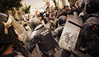 Primeres càrregues a la plaça de la Revolució de Gràcia.