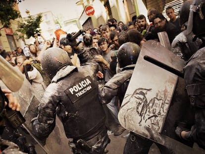 Primeras cargas en la plaza de la Revolución de Gràcia.