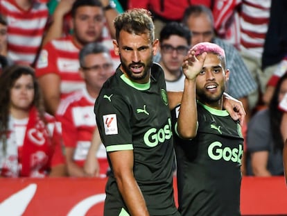 Los jugadores del Girona, Yan Couto y Stuani, celebran el cuarto gol de su equipo contra el Granada.