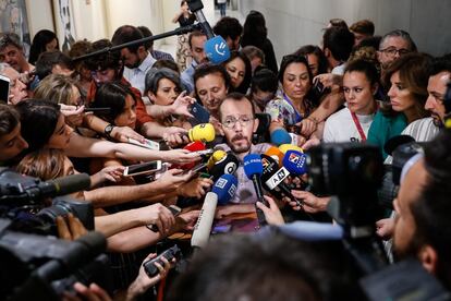 Pablo Echenique (Unidas Podemos) atiende a los medios en el Congreso de los Diputados.