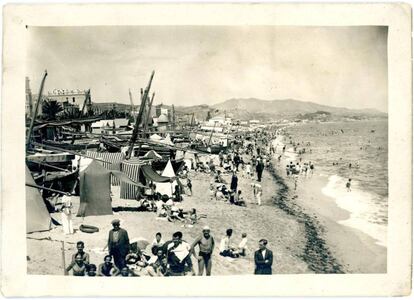 Banyistes en una platja de Badalona, a començaments del segle XX. Una imatge que es pot veure a l’exposició ‘Estiueig de proximitat’.