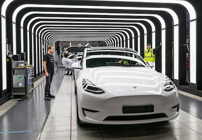 André Thierig, responsable de la gigafactoría de Tesla en Grünheide (Alemania), inspecciona la producción de uno de los modelos de vehículos eléctricos de la marca el pasado diciembre.