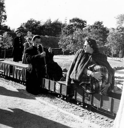 Salvador Dalí y Gala en el jardín de la casa de Walt Disney en Brentwood (California)