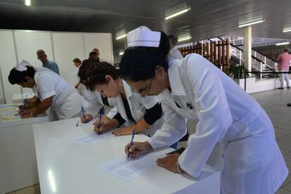 Varias enfermeras firman el compromiso de mantenerse fieles a la Revoluci&oacute;n hoy, lunes 28 de noviembre de 2016, durante las honras f&uacute;nebres del exgobernante cubano Fidel Castro, a las que asisten miles de personas, en La Habana (Cuba).