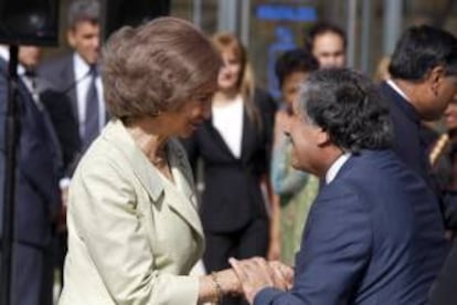 La Reina Sofía, que presidió la inauguración de una escultura de Mahatma Gandhi esta mañana en la Plaza Joan Miró de Madrid, saluda al embajador de Palestina en España, Musa Amer Odeh.